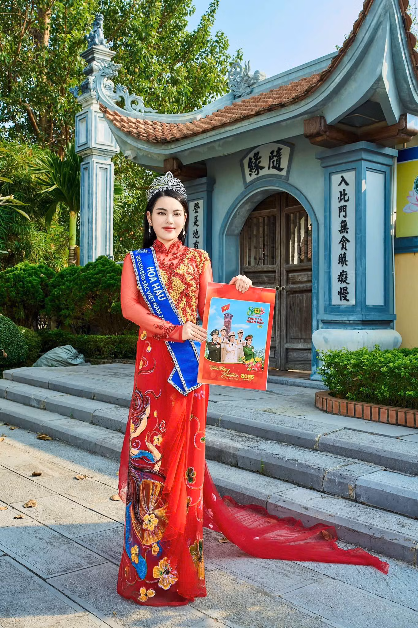 Hoa hậu Du lịch Bản sắc Việt Nam 2024 rạng ngời trong bộ ảnh lịch năm của Nhà xuất bản CAND -1