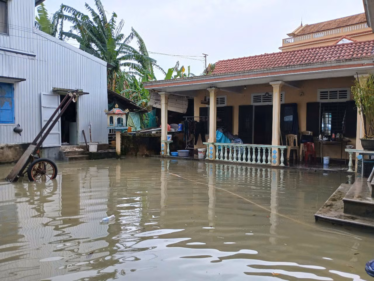 Nhiều tuyến đường ở TP Huế ngập sâu, người dân bì bõm trong nước lũ -1