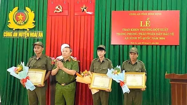 Góp phần lần ra manh mối vụ giết người, ba thành viên Tổ Bảo vệ thôn được Bộ Công an tặng Bằng khen