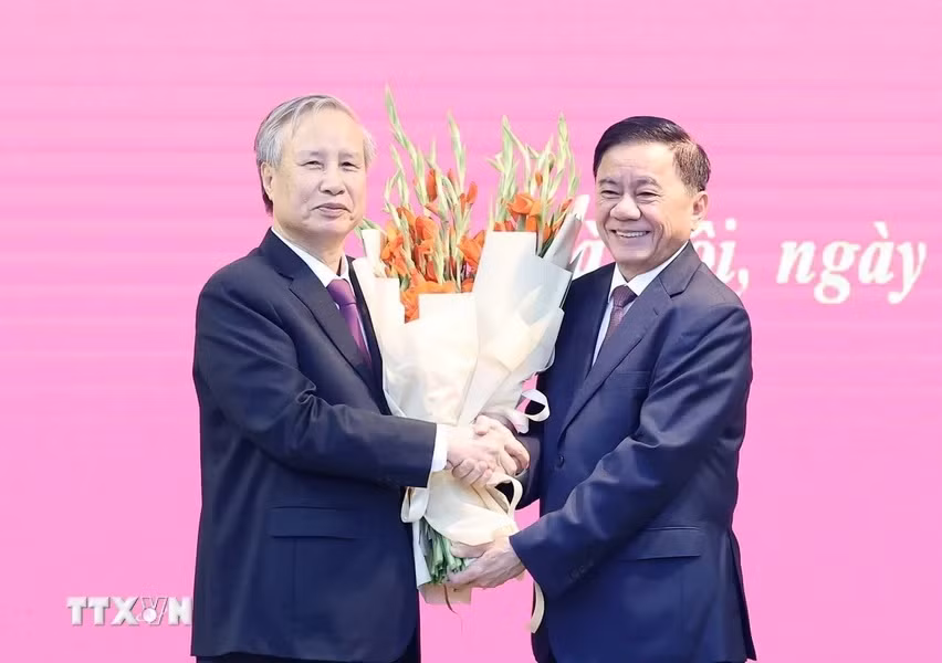 Tổng Bí thư Tô Lâm trao Huy hiệu 45 năm tuổi đảng tặng đồng chí Trần Quốc Vượng -0