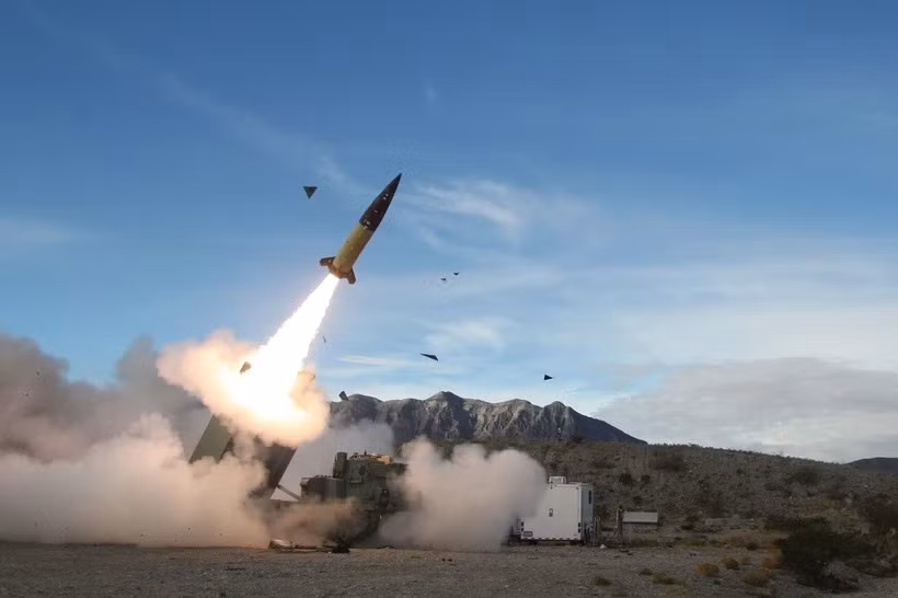 Ukraine lần đầu tiên tấn công Nga bằng tên lửa ATACMS của Mỹ -0