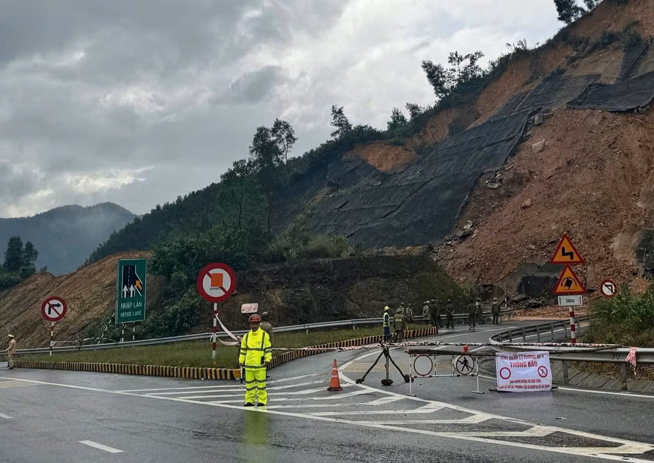 Hơn 21.000 m3 đất đá tràn xuống đường sau sạt lở cao tốc -0