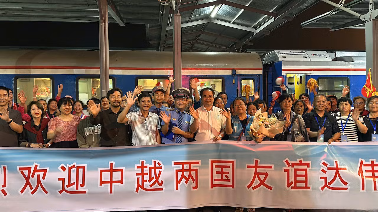 Đường sắt đón đoàn 400 khách Trung Quốc qua cửa khẩu Lào Cai -0