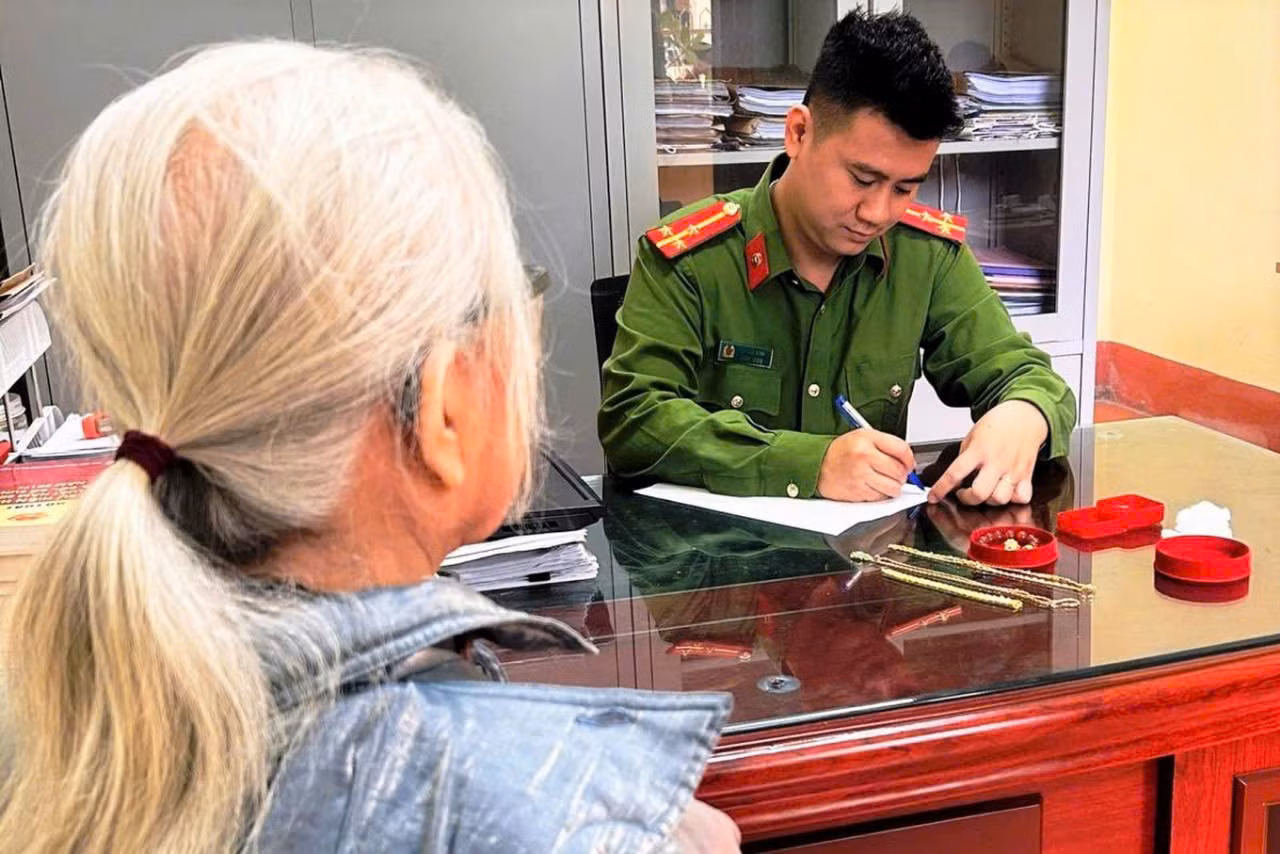 Công an phường phối hợp ngăn chặn cụ bà mang bán vàng để 