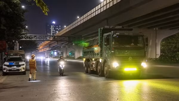Cảnh sát săn xe quá tải, tài xế "méo mặt" vì mức phạt nặng