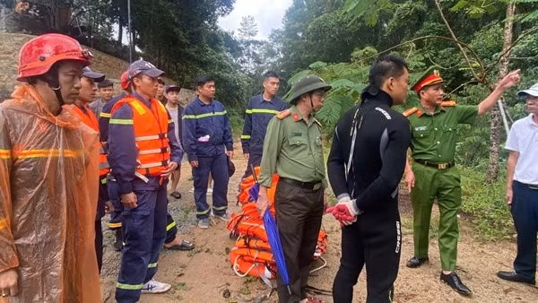 Vụ xe chở rác rơi sông Hương: Xác định danh tính 2 nạn nhân mất tích