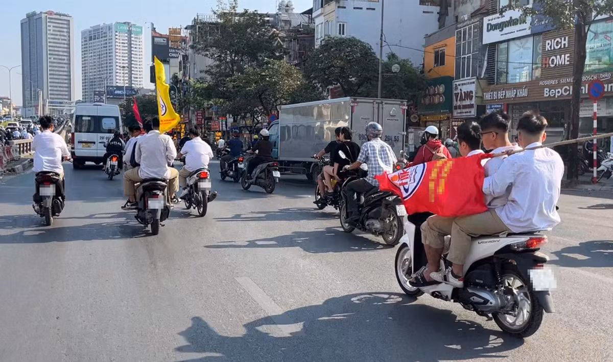 Công an xác minh nhóm học sinh đầu trần, kẹp ba dạo phố ngày 20/11 -0