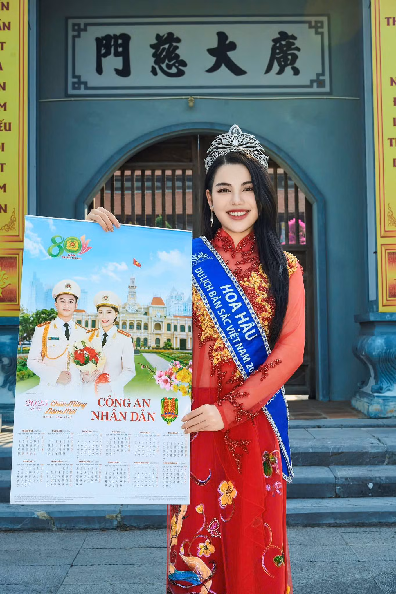 Hoa hậu Du lịch Bản sắc Việt Nam 2024 rạng ngời trong bộ ảnh lịch năm của Nhà xuất bản CAND -0