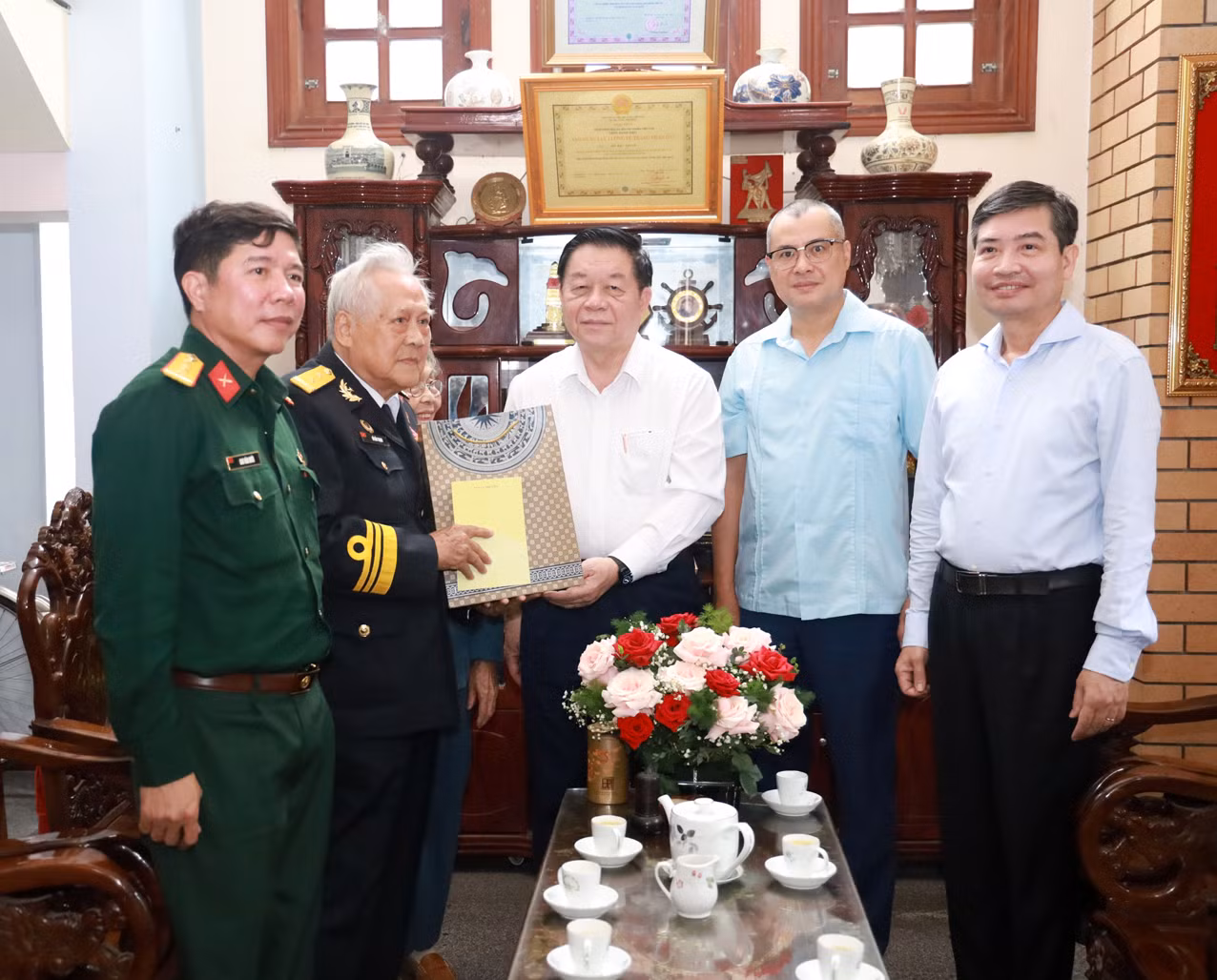 Trưởng Ban Tuyên giáo Trung ương thăm các nhân chứng lịch sử bến Tàu Không số Vũng Rô -0