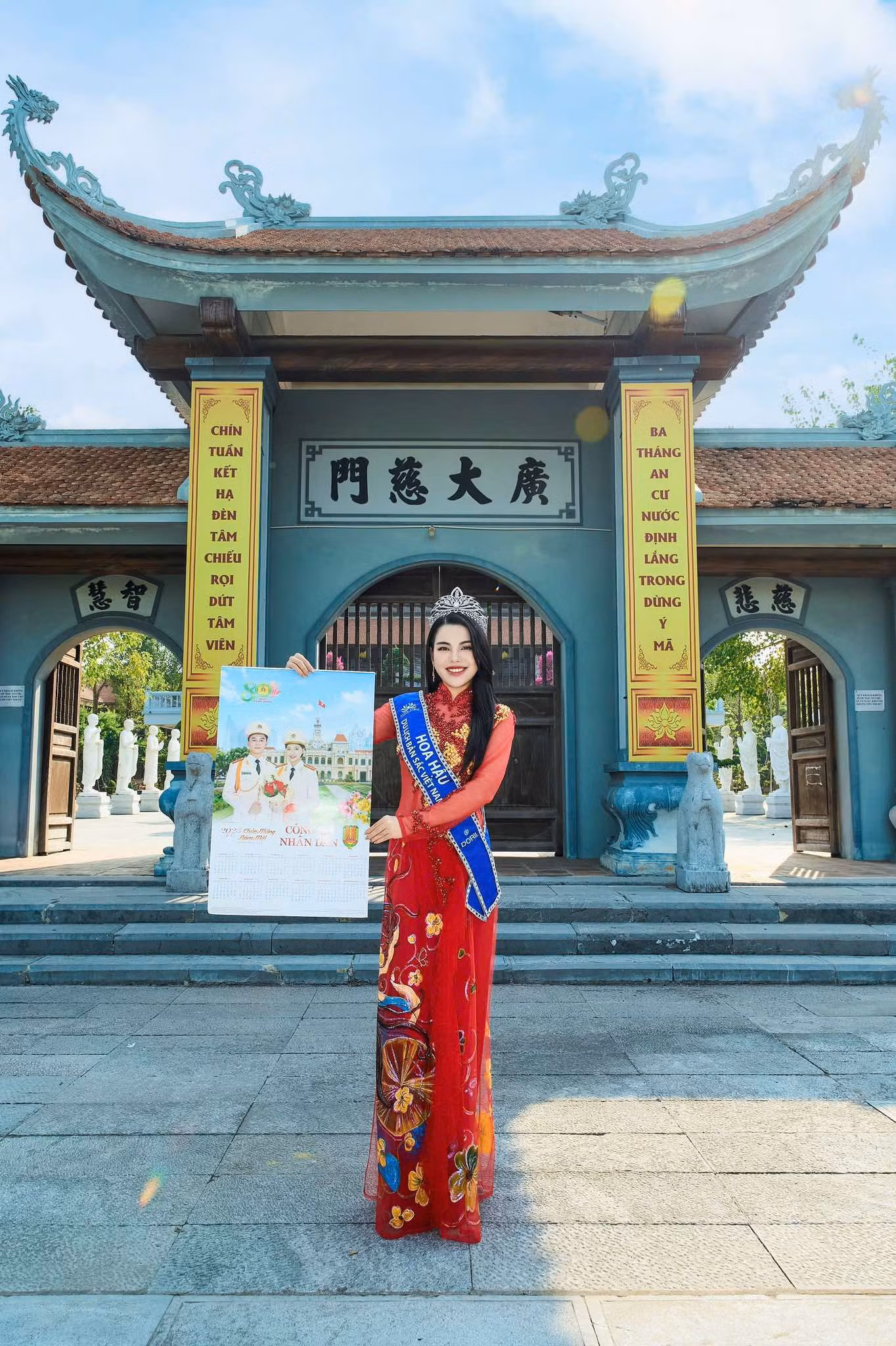 Hoa hậu Du lịch Bản sắc Việt Nam 2024 rạng ngời trong bộ ảnh lịch năm của Nhà xuất bản CAND -2