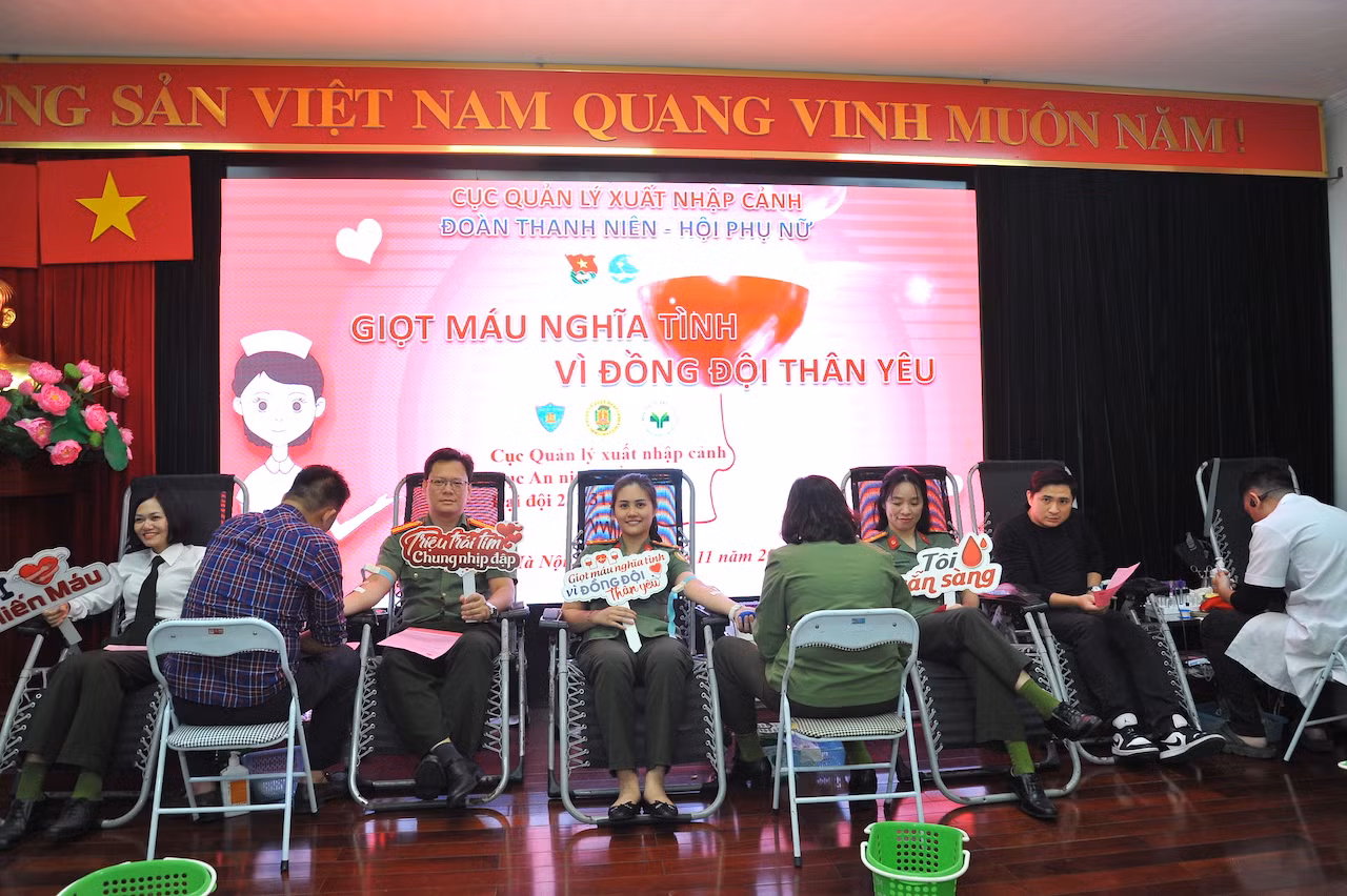 Hơn 100 CBCS đăng ký hiến máu tình nguyện 