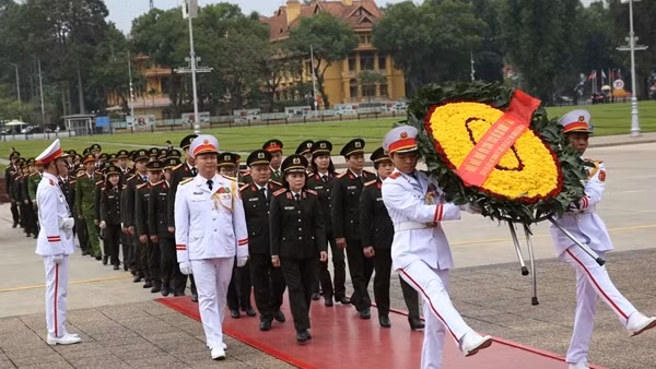 Đoàn đại biểu tham gia kết thúc việc tìm hiểu về môi trường báo công với Bác