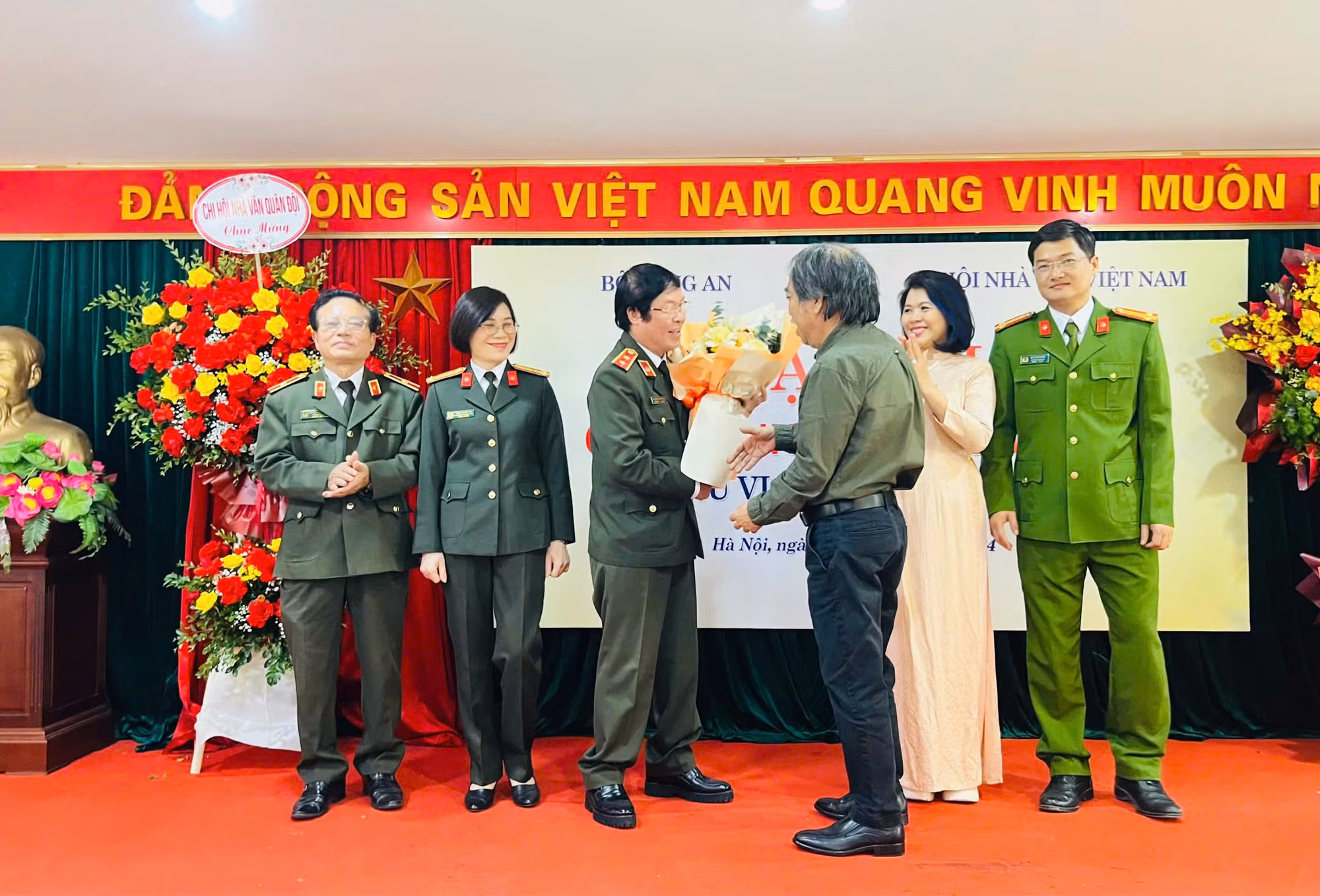 ảnh 2 đại hội.jpg -0
