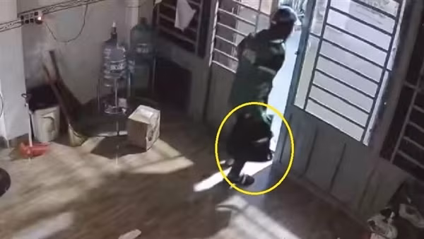 Mặc áo xe ôm công nghệ, hai đối tượng đột nhập phòng trọ trộm tài sản