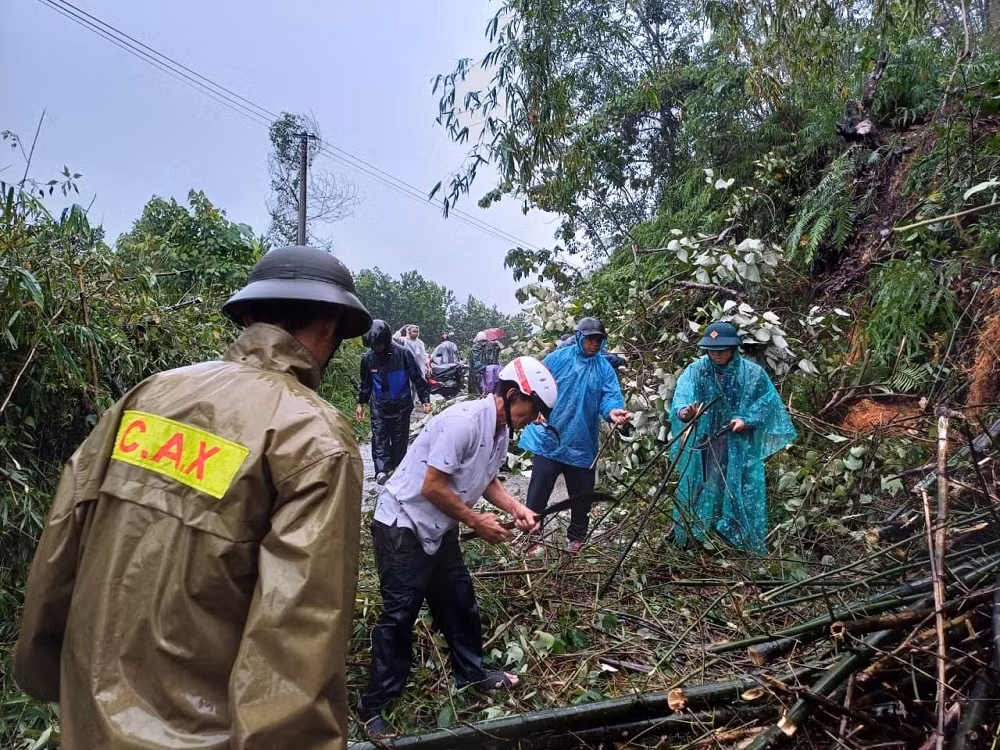 Mưa lớn trên 300mm, huyện miền núi ngập lũ, học sinh toàn huyện được nghỉ học -0