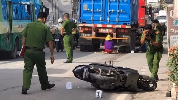 Va chạm với xe đầu kéo, chồng và con gái bị thương, người vợ tử vong