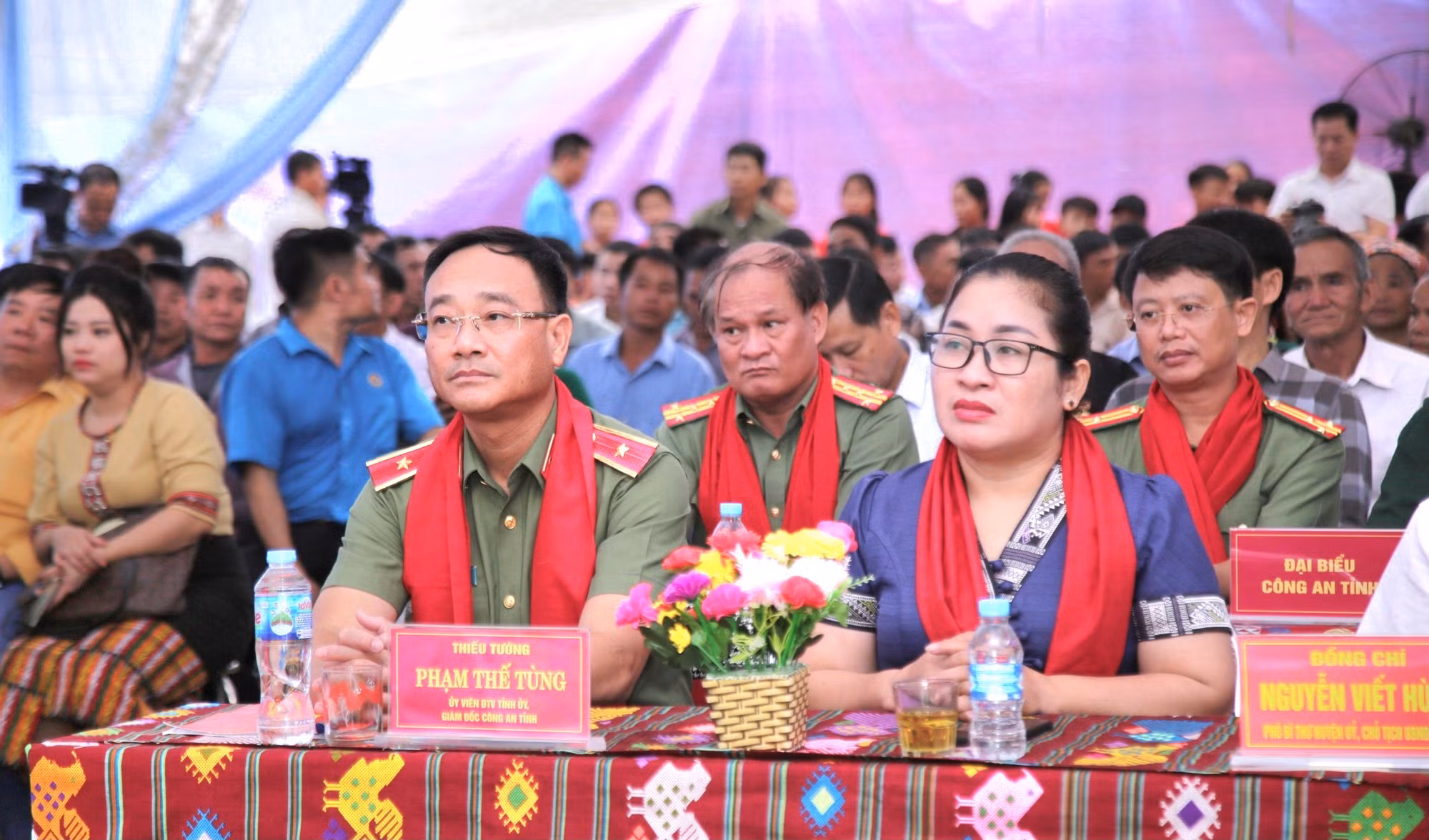 &nbsp;Nhiều suất quà được trao tặng người nghèo trong ngày hội đại đoàn kết toàn dân tộc -0