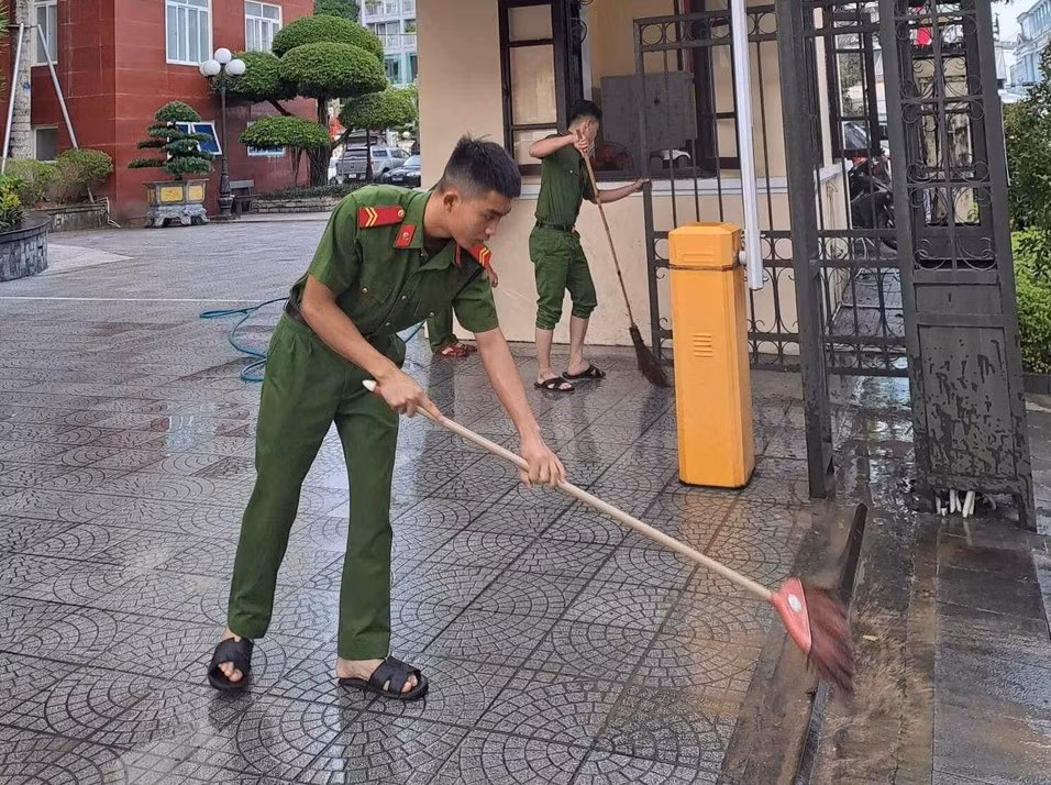 Tuổi trẻ Công an xứ Huế ra quân dọn vệ sinh sau mưa lũ -1