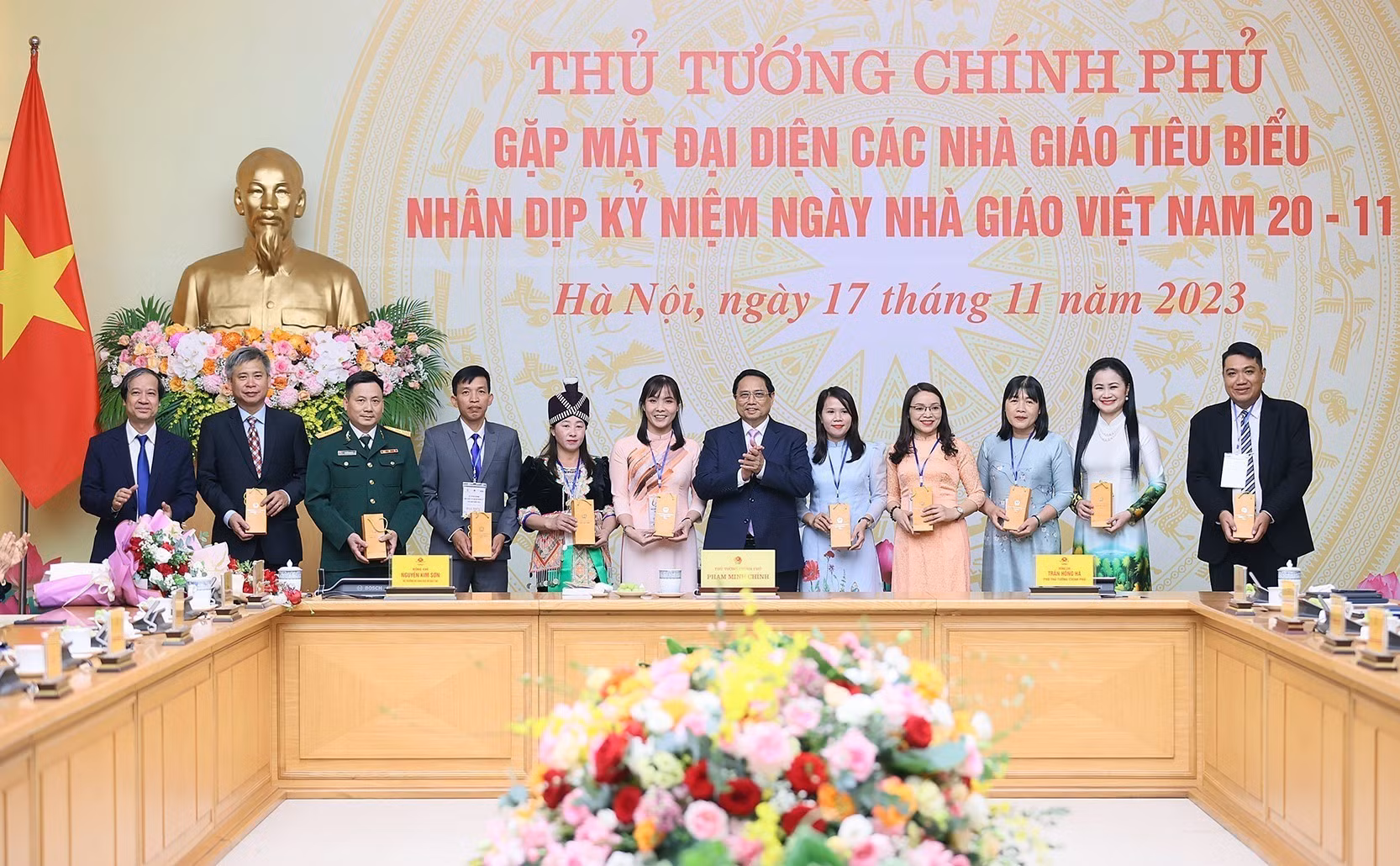 vna_potal_thu_tuong_pham_minh_chinh_gap_mat_than_mat_cac_nha_giao_tieu_bieu_7085543.jpg -0