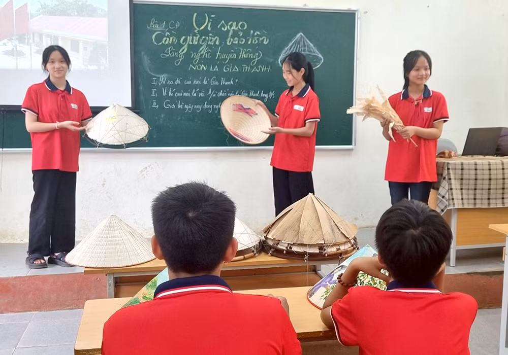 hình ảnh chiếc nón lá được đưa vào bài học tại trường thcs gia thanh-ảnh hiền mai-báo phú thọ.jpg -0