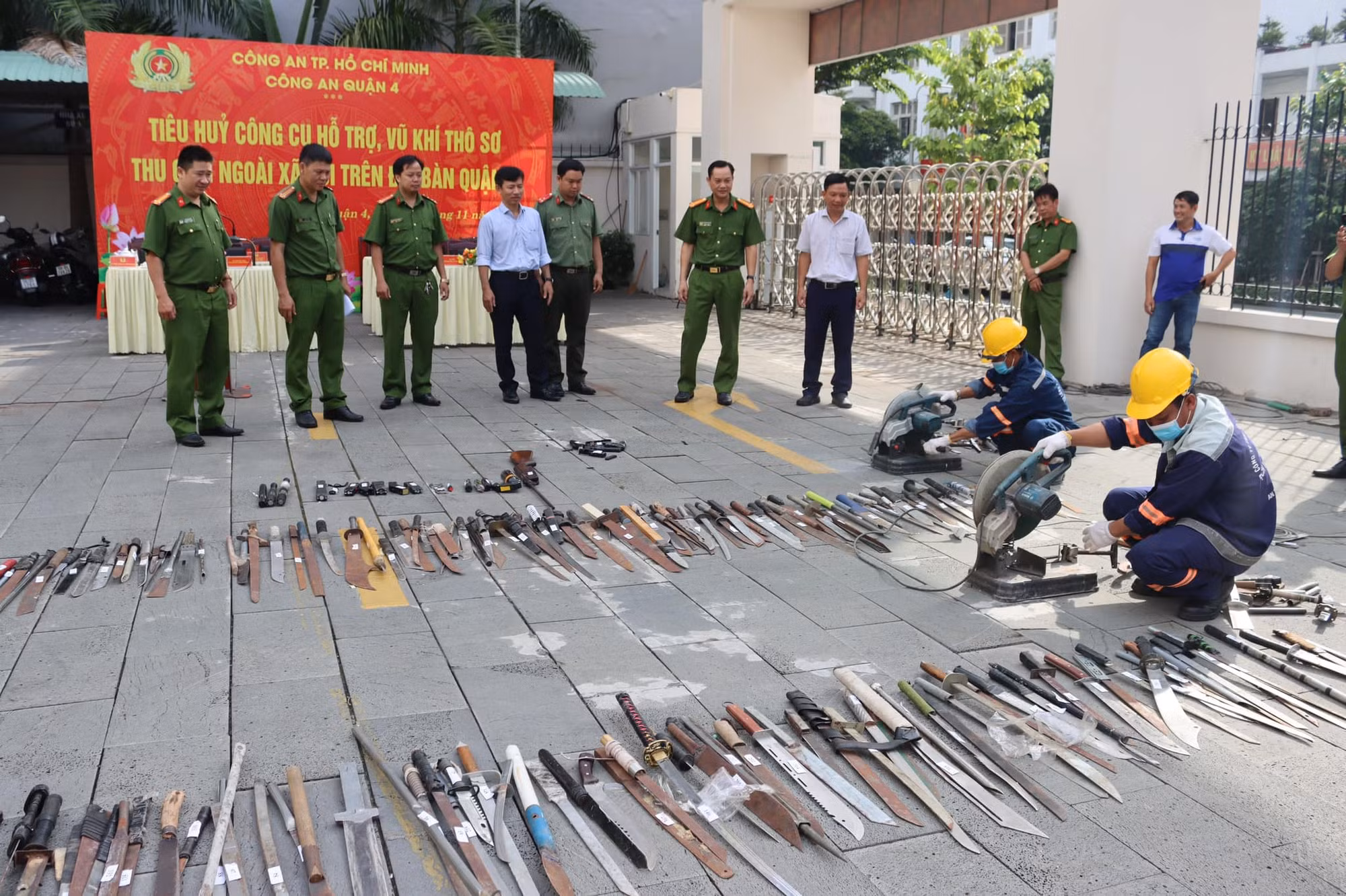 Hàng trăm công cụ hỗ trợ, vũ khí thô sơ bị tiêu hủy -1