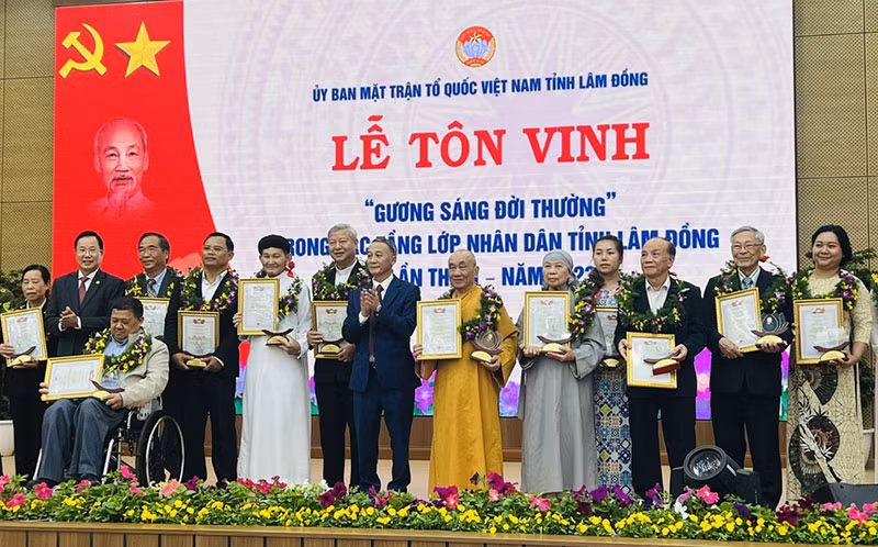 Tôn vinh 93 “Gương sáng đời thường” -0