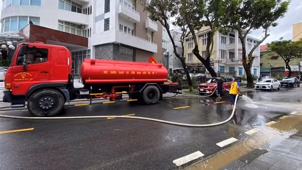 Lũ rút, Công an Thừa Thiên Huế ra quân tổng vệ sinh môi trường