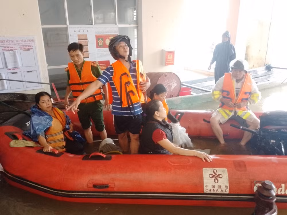 Công an xã dầm mình trong mưa lũ cứu nhiều người dân thoát nạn -0