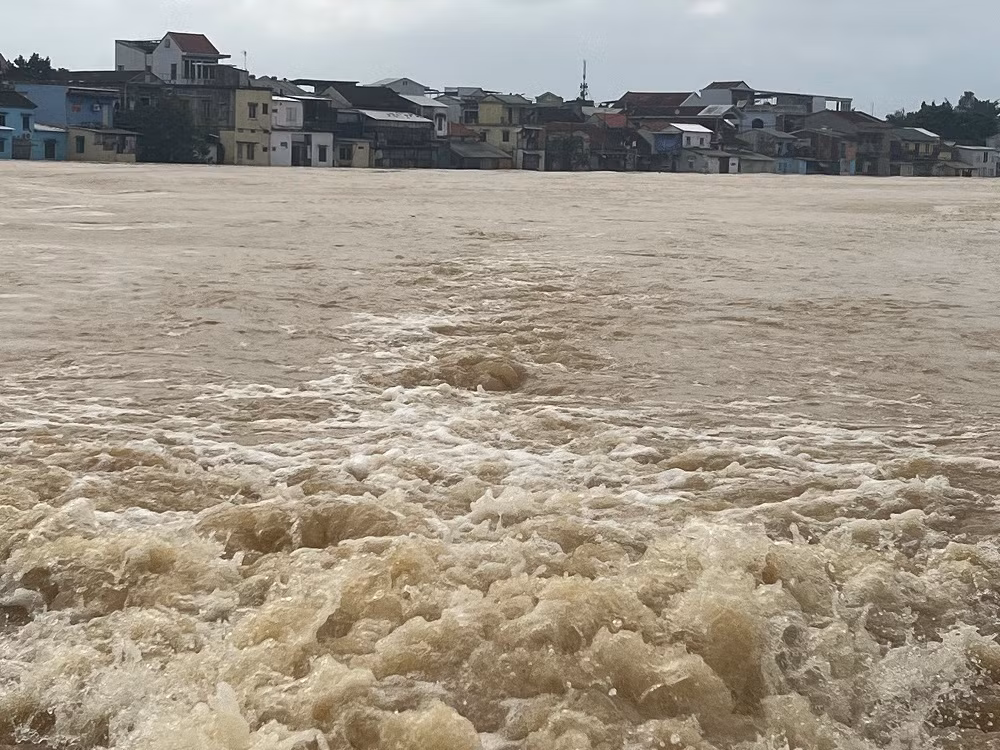 Thăm và tặng quà người dân vùng ngập lũ nặng -0