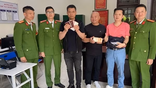 Công an quận Tây Hồ trao trả tài sản bị thất lạc cho 2 du khách Trung Quốc