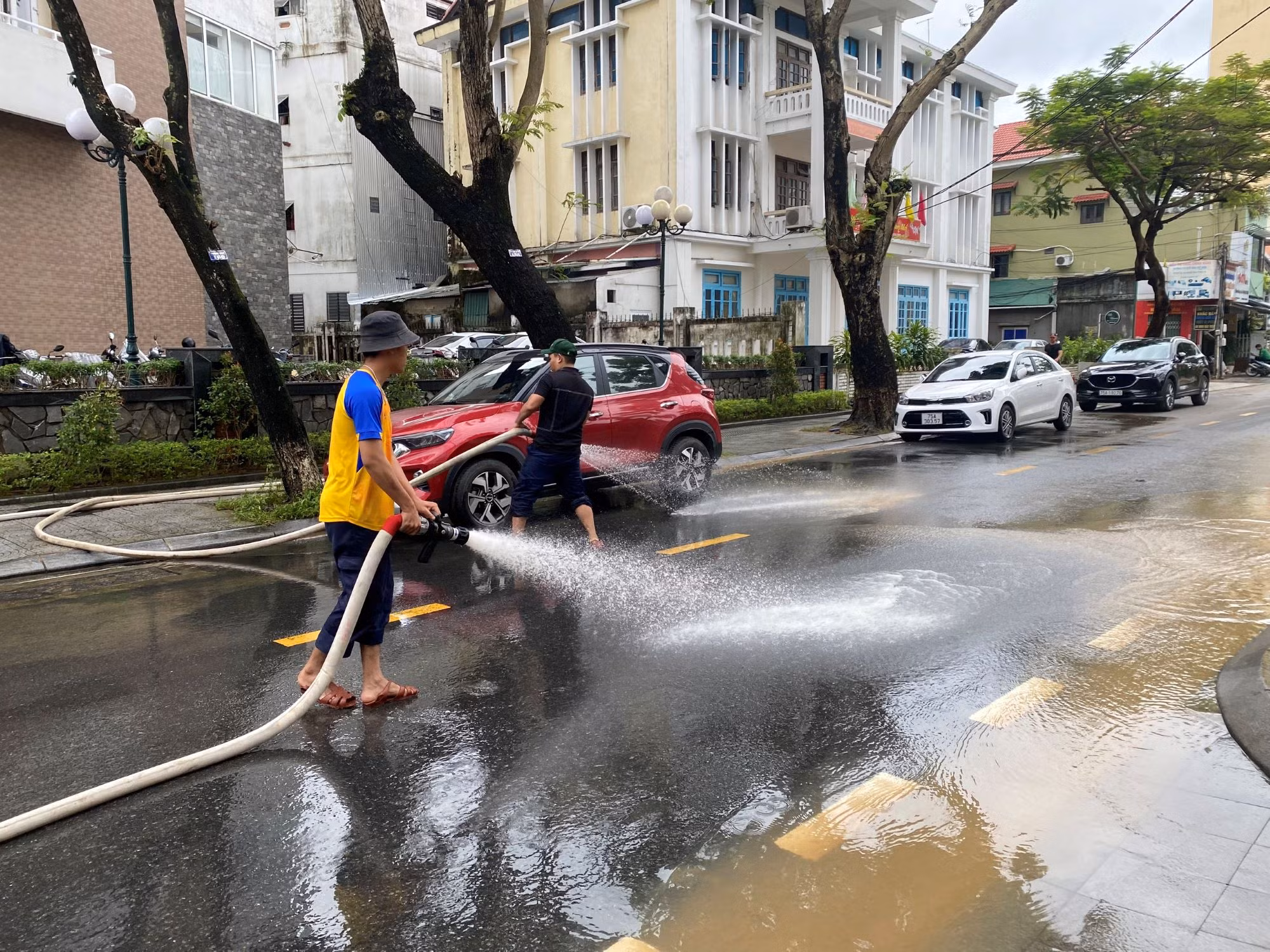 Tuổi trẻ Công an xứ Huế ra quân dọn vệ sinh sau mưa lũ -0