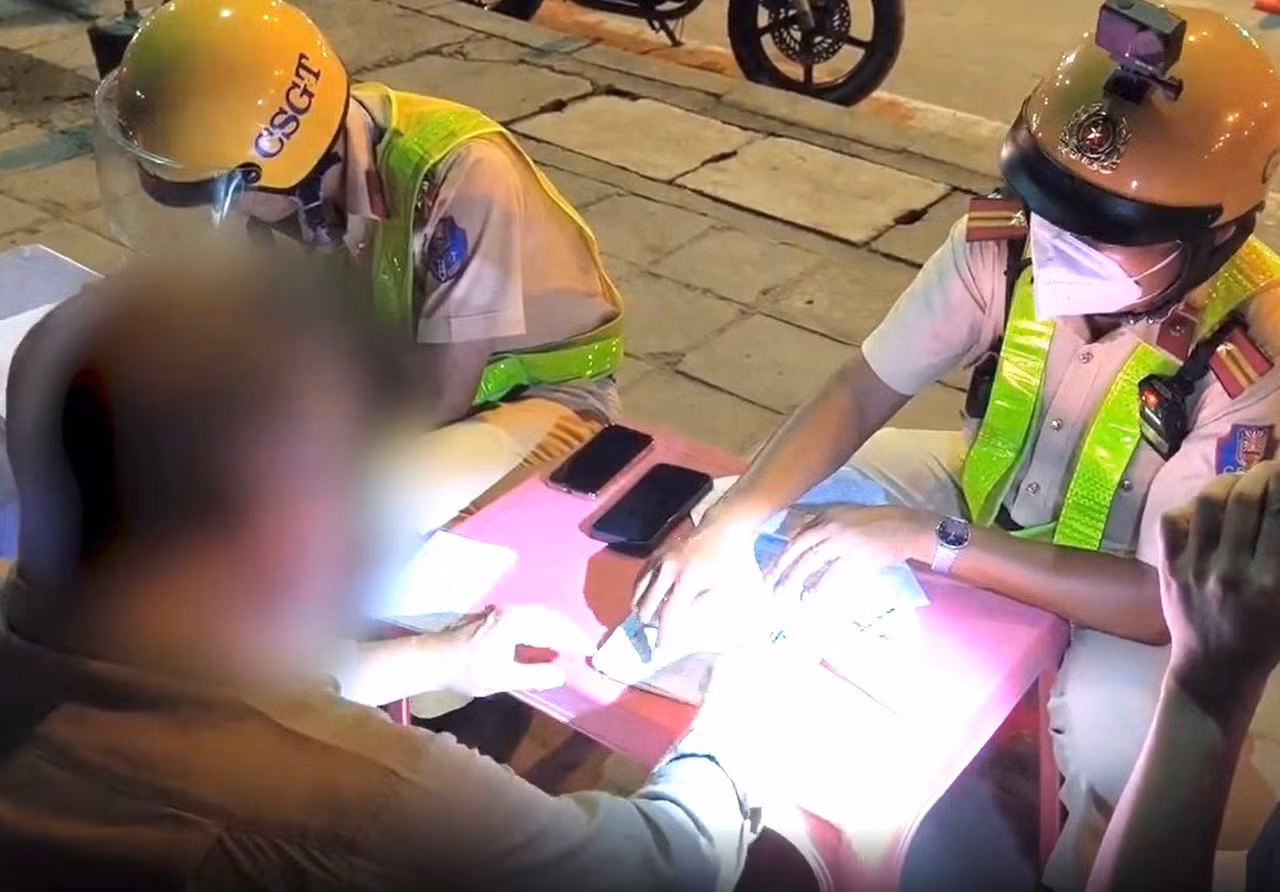 Một người nước ngoài vi phạm nồng độ cồn kịch khung bị tạm giữ phương tiện -1