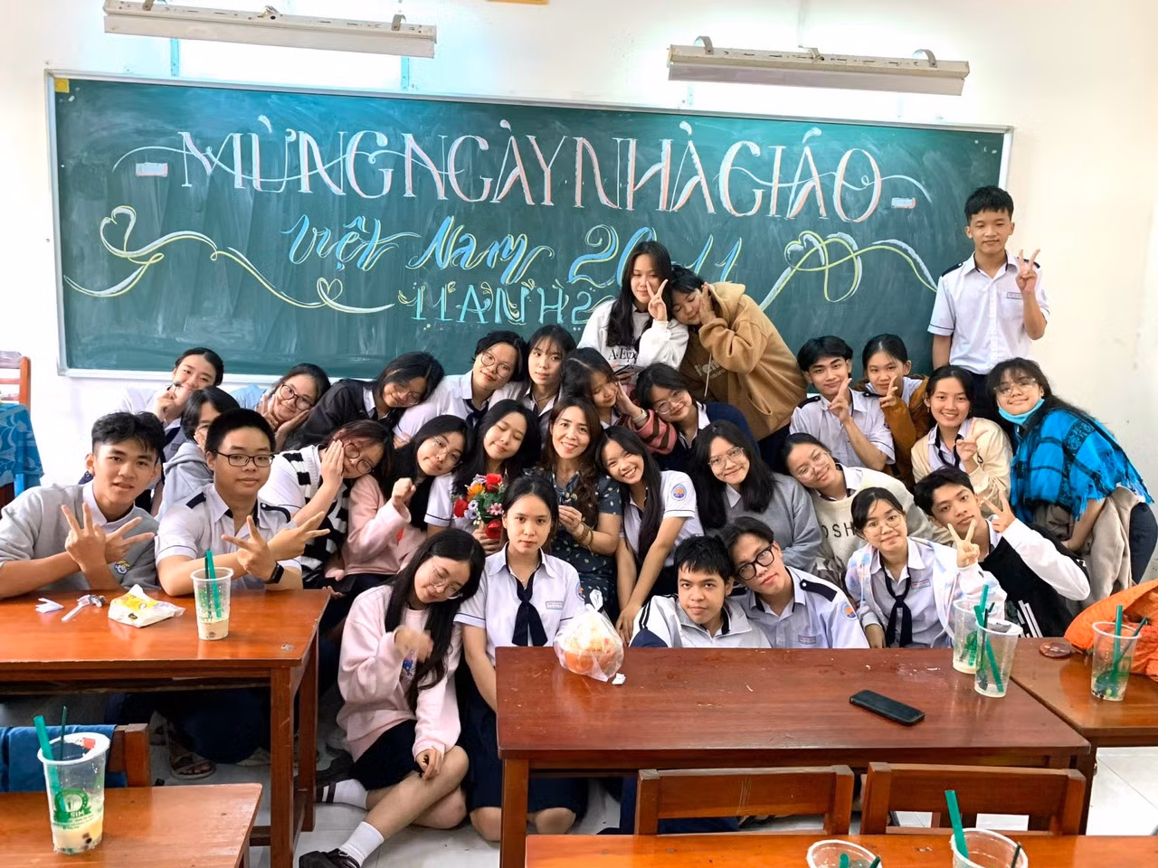 Gần 1.000 học sinh được nhà trường tặng quà nhân Ngày Nhà giáo Việt Nam -0