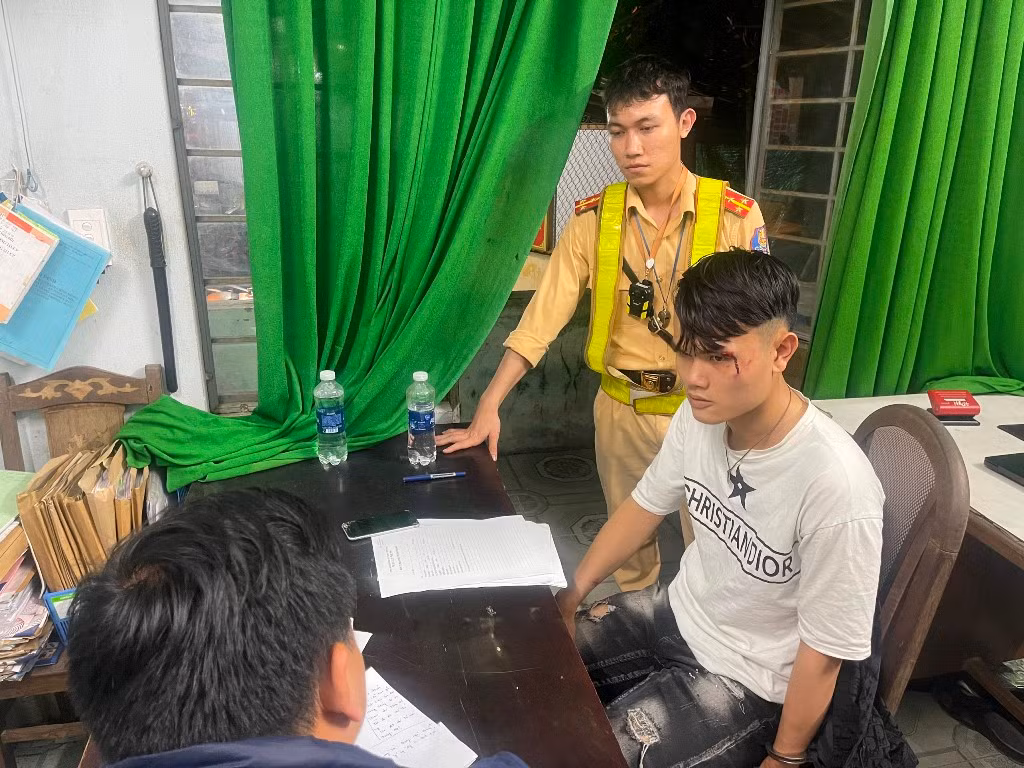 Truy bắt nhóm thanh thiếu niên mang hung khí, tấn công CSGT