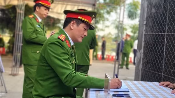 Nghẹn ngào những lời tiễn biệt trong sổ tang đồng chí Trần Trung Hiếu