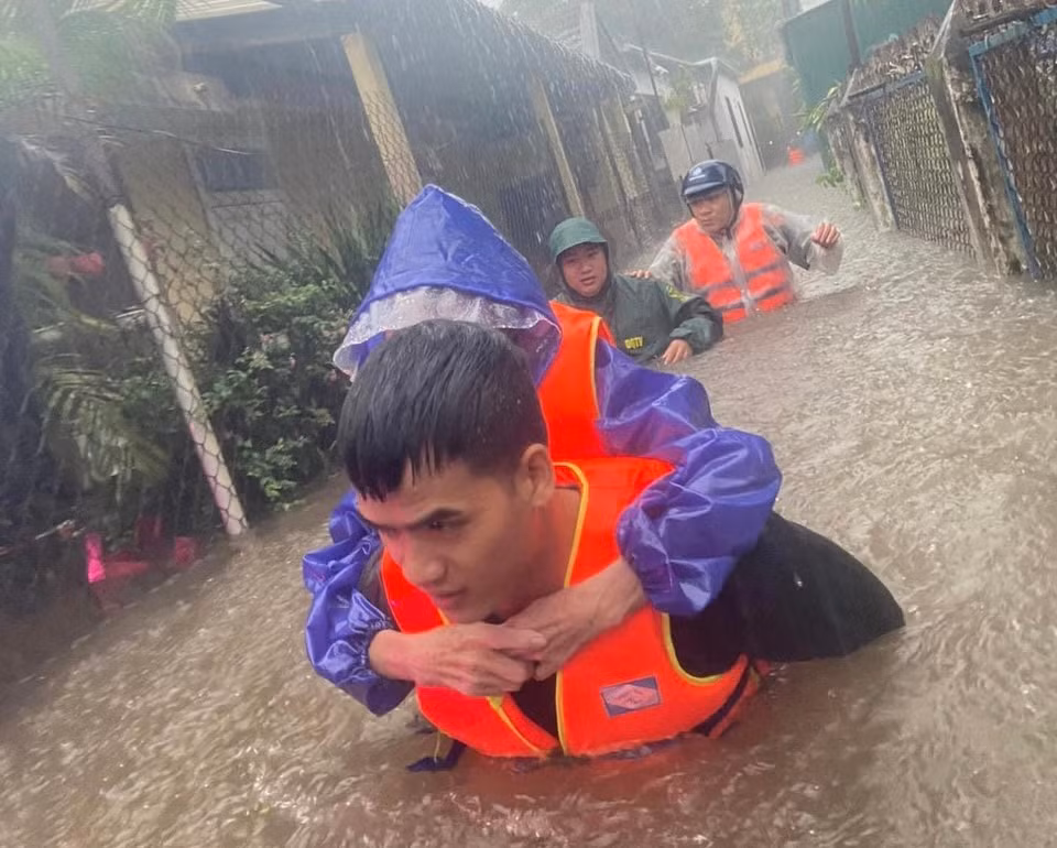 Công an sơ tán nhiều phụ nữ mang thai ra khỏi vùng lũ; phát hiện 1 thi thể ở bờ biển -0