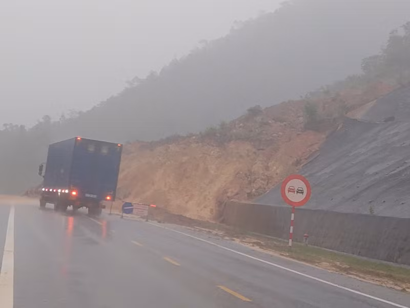 Mưa lớn gây sạt lở tại đèo La Ngà, cao tốc La Sơn- Túy Loan -0