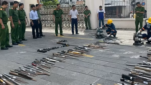 Tiêu hủy hàng trăm công cụ hỗ trợ, vũ khí thô sơ