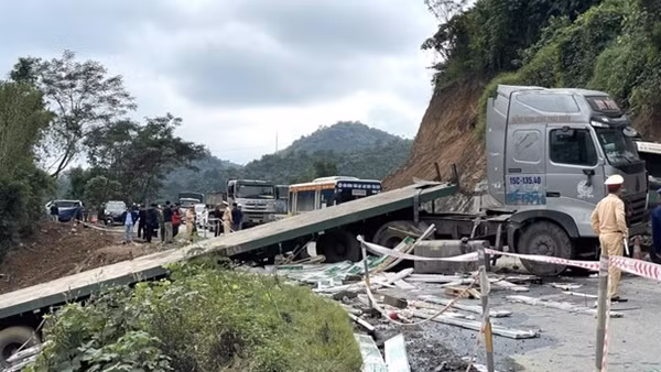 Xe đầu kéo tông ô tô, gây tai nạn liên hoàn tại Dốc Cun