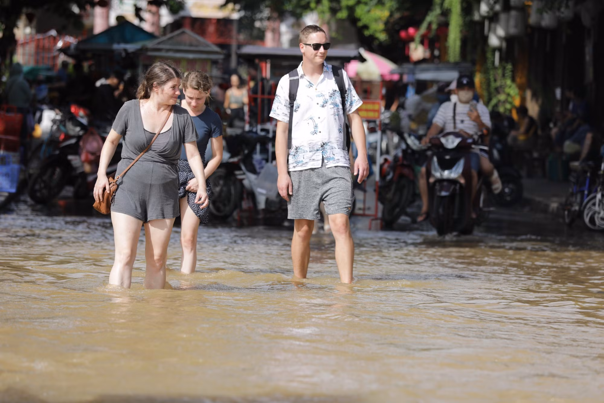 Công an Hội An tăng cường đảm bảo TTATGT đường thuỷ cho du khách giữa mùa mưa, lũ -0