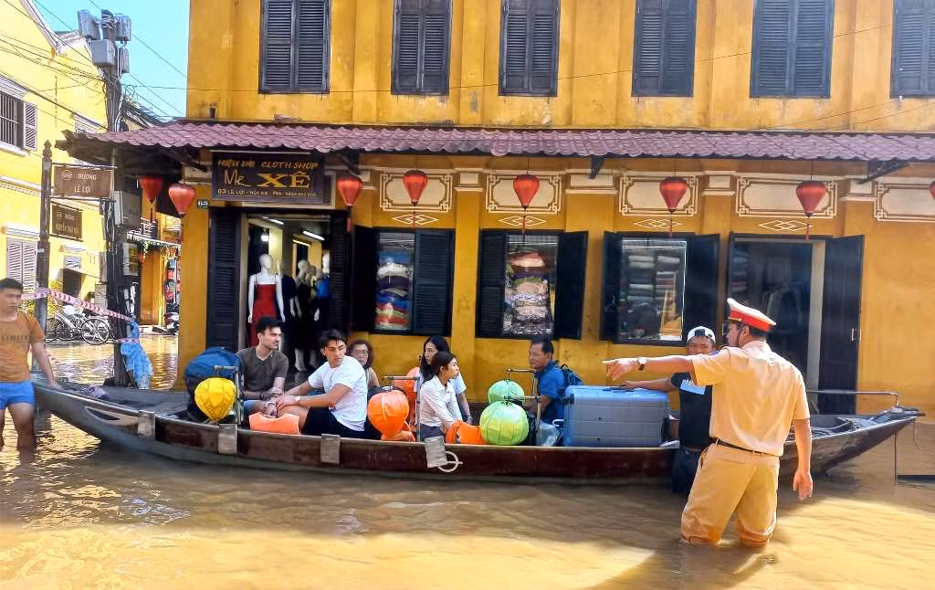 Công an Hội An tăng cường đảm bảo TTATGT đường thuỷ cho du khách giữa mùa mưa, lũ -0