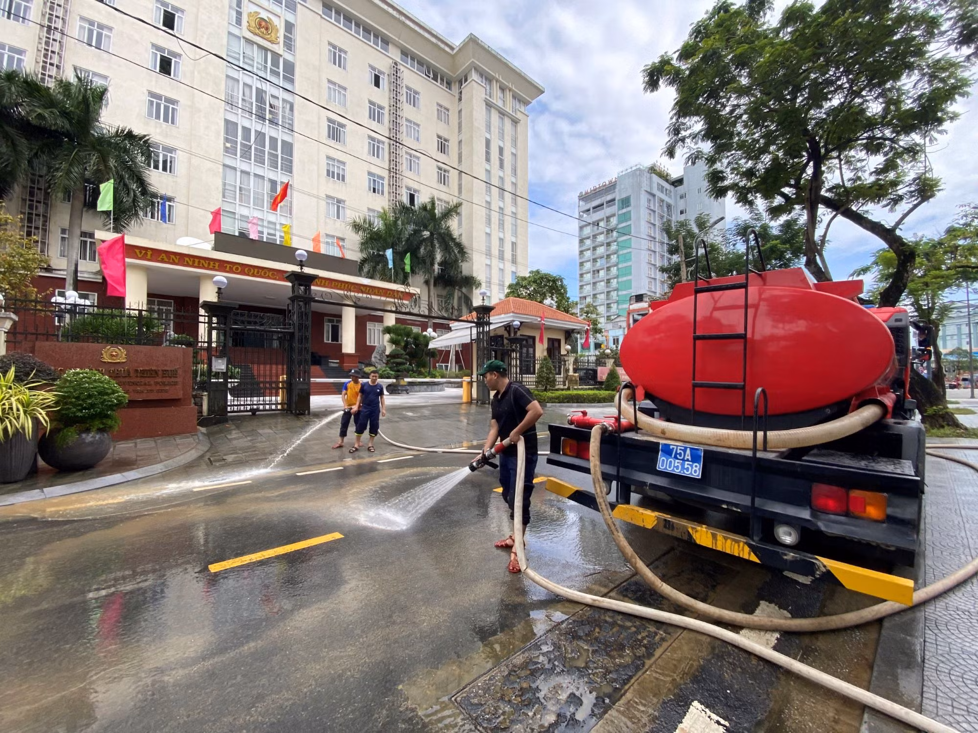 Tuổi trẻ Công an xứ Huế ra quân dọn vệ sinh sau mưa lũ -1