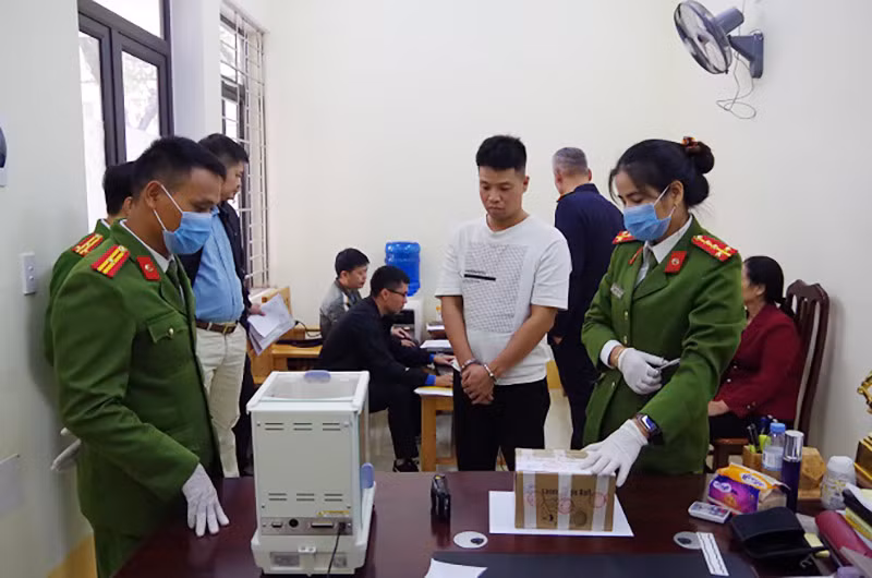 2. lực lượng chức năng tiến hành cân tịnh số ma tuý thu giữ được tại nhà của đối tượng đỗ văn kiên.jpg -1