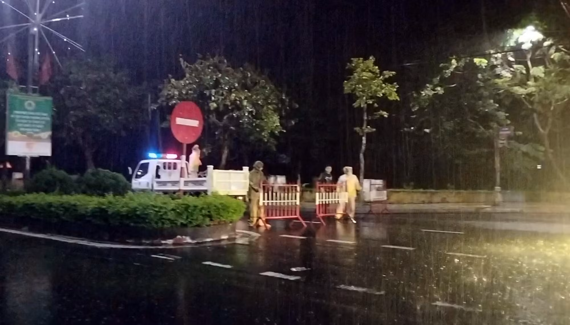 Xuất hiện hàng chục điểm sạt lở do mưa lớn, QL14E ách tắc hoàn toàn -0