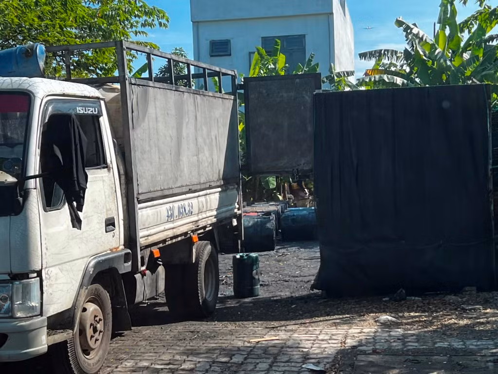 Phát hiện bãi tập kết, sang chiết dầu nhớt khủng không phép giữa khu dân cư -0