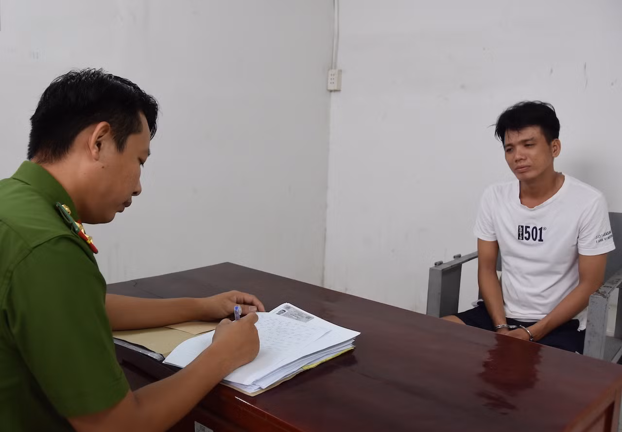 3. công an huyện châu thành làm việc đối tượng nguyễn hoàng phục. ảnh trọng tín.jpeg -0