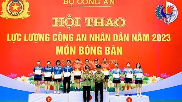 Trao giải cho các vận động viên đạt giải tại Hội thao lực lượng CAND năm 2023