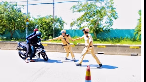 Khởi tố đối tượng dương tính ma túy, không đội mũ bảo hiểm, lao xe vào CSGT