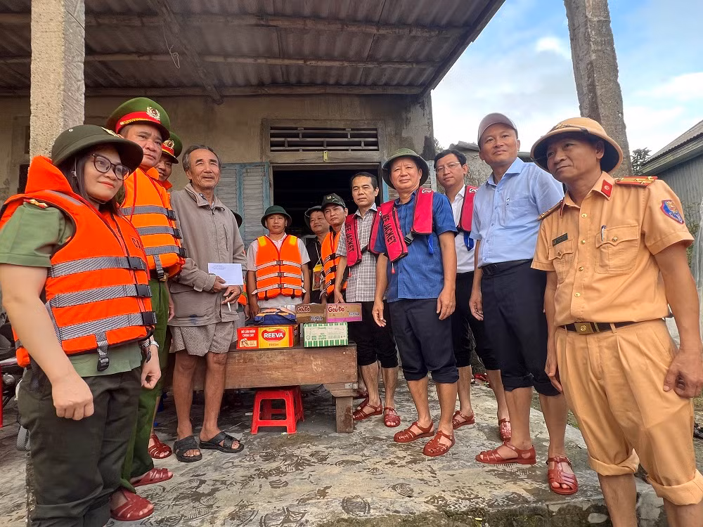 Thăm và tặng quà người dân vùng ngập lũ nặng -0
