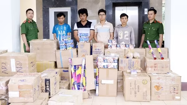 Bắt 4 đối tượng trong đường dây buôn bán 3 tấn pháo nổ